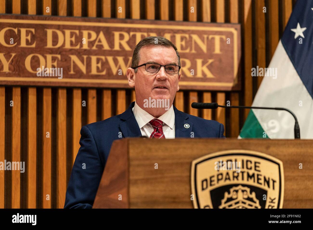 New York, États-Unis. 15 avril 2021. Le sous-commissaire Ernest Hart du NYPD parle au cours d'un exposé concernant les mandats de perquisition à One police Plaza. Les membres du personnel de direction ont abordé la façon dont les mandats de perquisition ont été créés et exécutés à New York. Ils ont également traité des mandats de perquisition sans heurtions récemment exécutés dans la ville. (Photo de Lev Radin/Pacific Press) crédit: Pacific Press Media production Corp./Alay Live News Banque D'Images