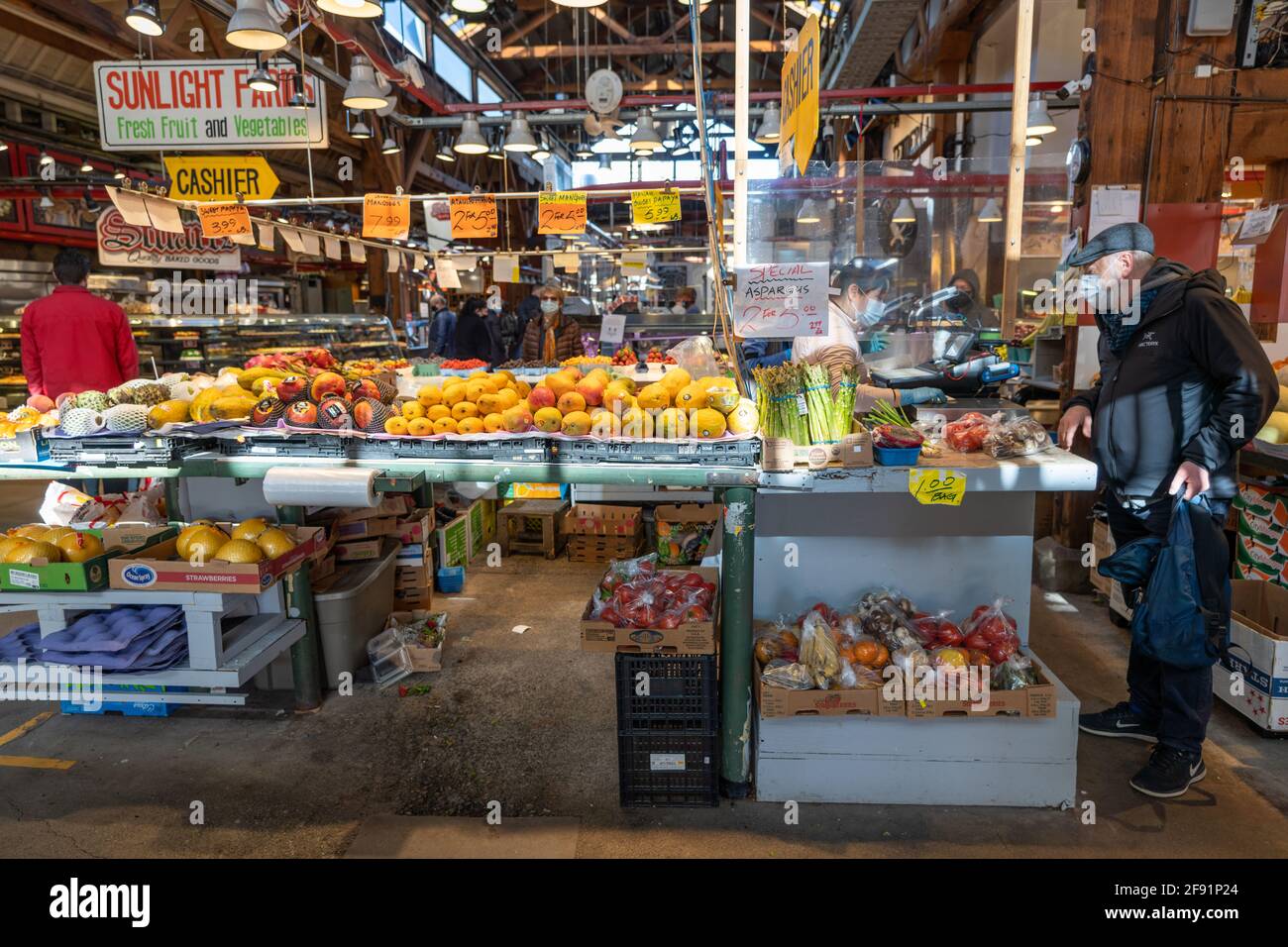 Marché public de Granville Island. Les personnes portant un masque facial pour faire du shopping à l'intérieur pendant la période pandémique Covid-19. Vancouver, C.-B., Canada. Banque D'Images