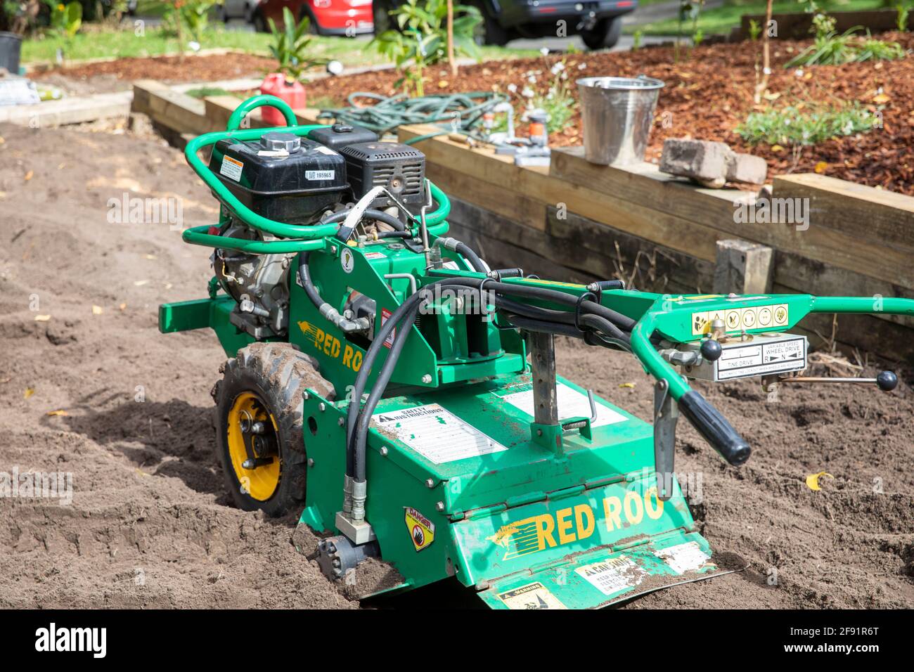 Red Roo Garden Rotary Hoe utilisé à un Sydney la maison pour tourner le sol argileux et préparer pour le gazon Ponte,Sydney,Australie Banque D'Images