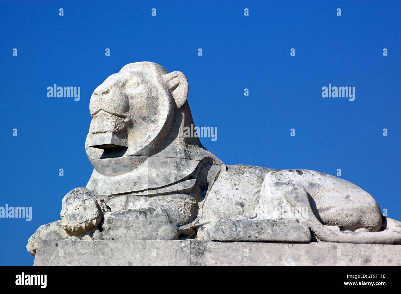 Un lion en pierre sculpté, l'un des quatre qui garde la base du mémorial des membres de la Marine britannique tués pendant la première Guerre mondiale. Southsea, Portsmouth. Banque D'Images