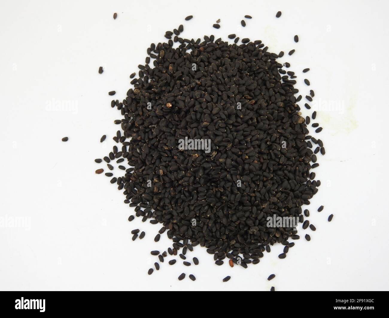 Pile de graines de Chia ou Salvia Hispanica sur fond blanc Banque D'Images