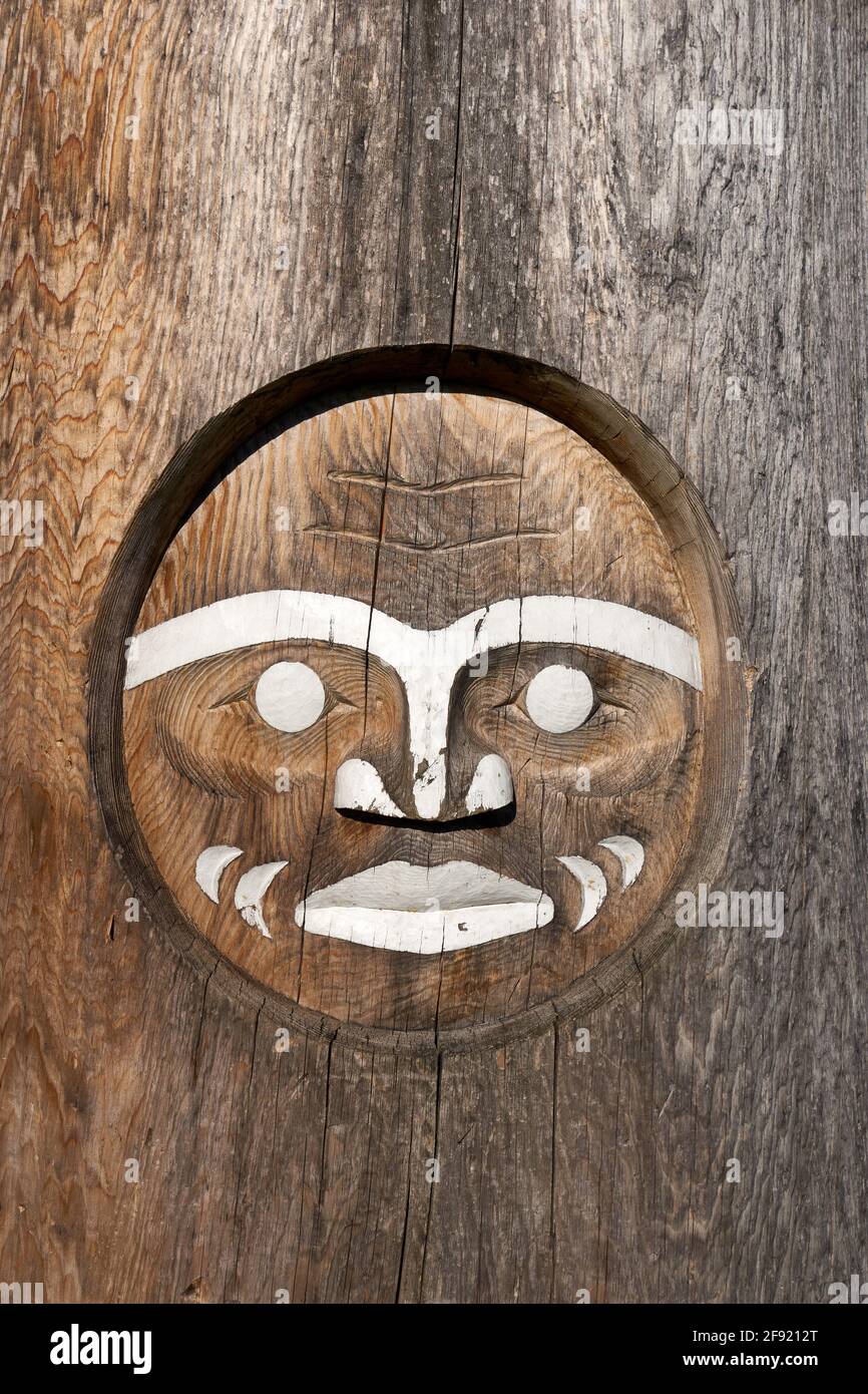 Gros plan d'une sculpture sur bois des Premières nations de la côte Ouest au Centre communautaire de Vancouver Ouest, Colombie-Britannique, Canada Banque D'Images