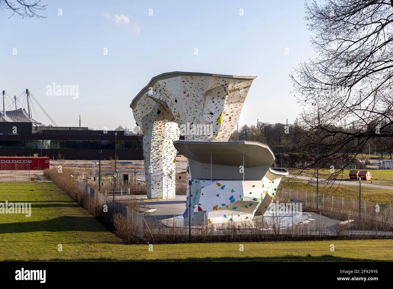 Le mur d'escalade près du village olympique de Munich attire les grimpeurs pour essayer leurs compétences en matière d'escalade en plein air. Banque D'Images