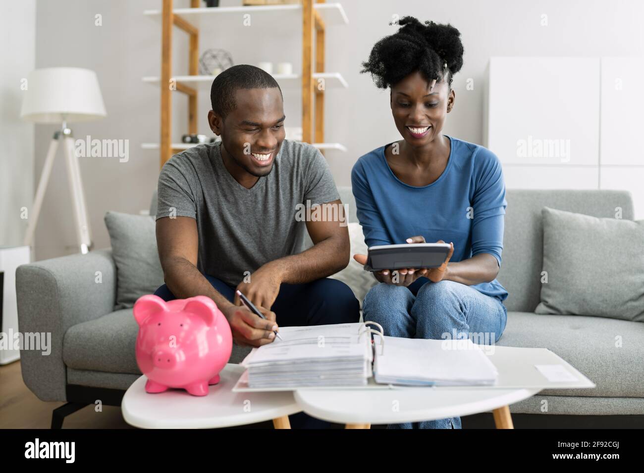 Un couple africain heureux qui prend sa retraite Finances Plan et argent Budget Banque D'Images