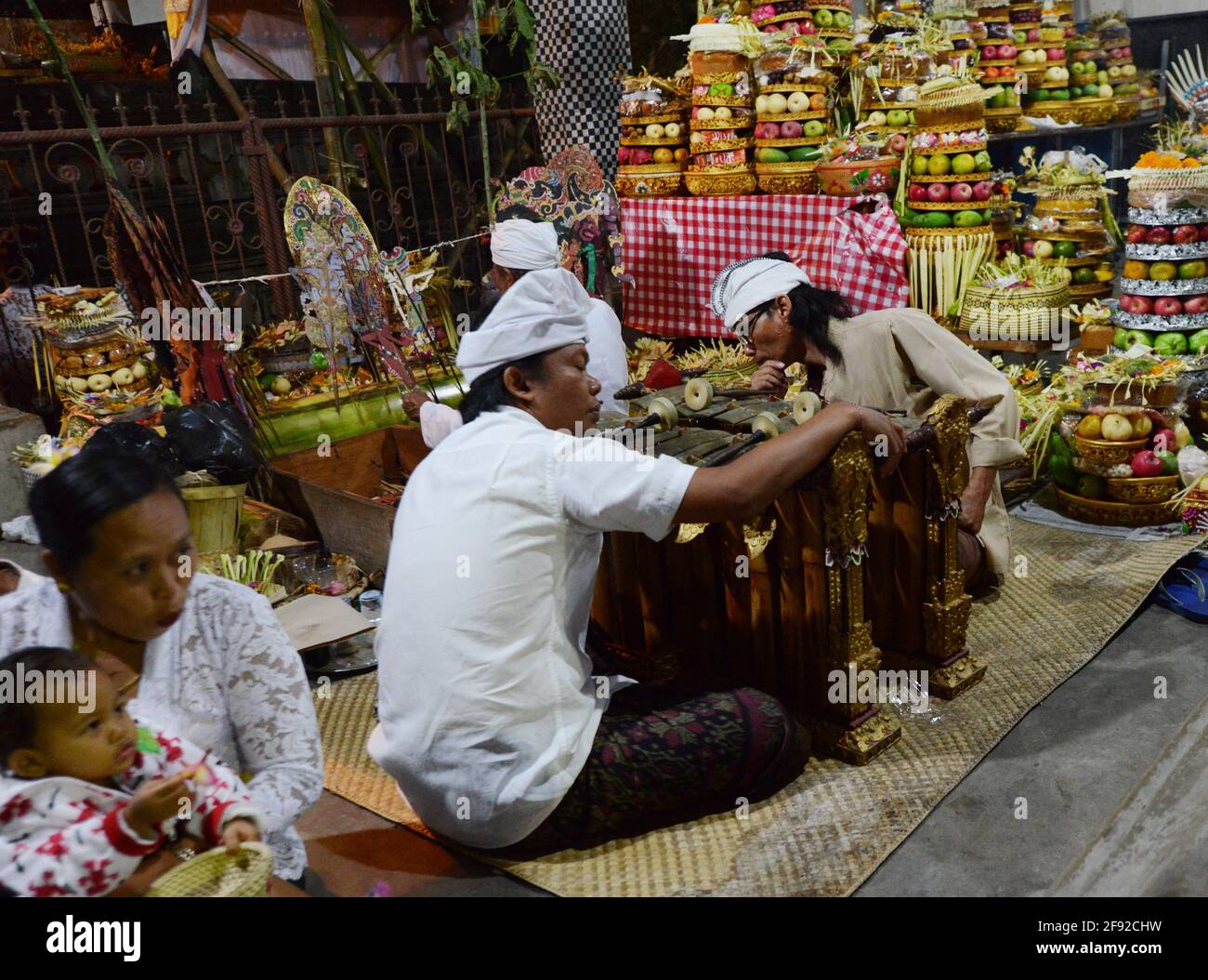 Musiciens balinais par leurs instruments traditionnels. Banque D'Images