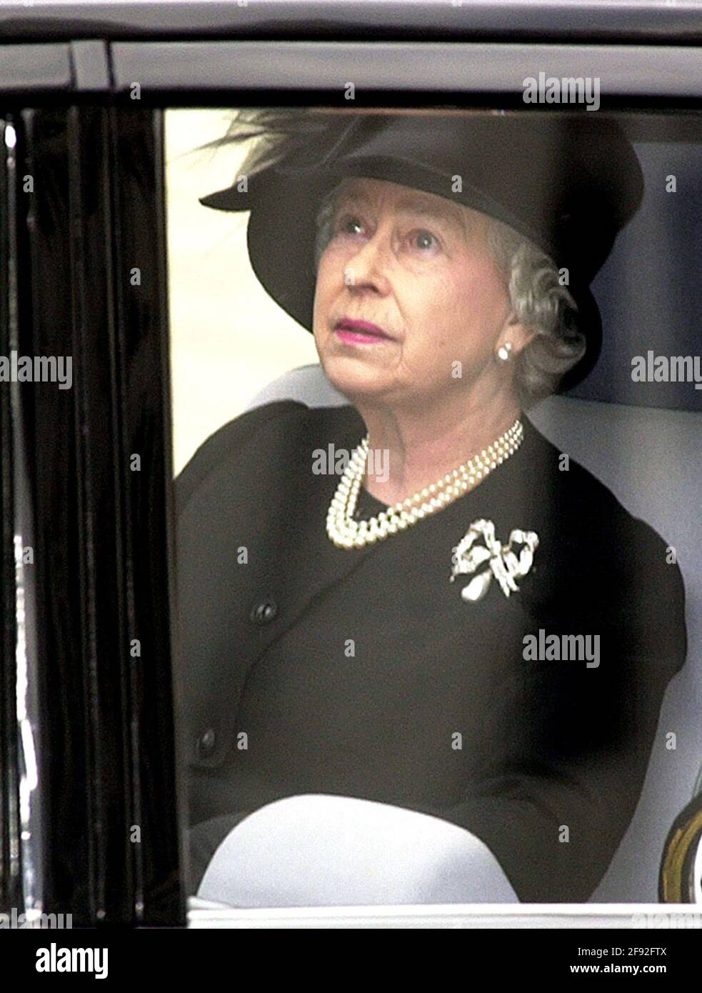 Photo du dossier datée du 09/04/02 de la reine Elizabeth II quittant l'abbaye de Westminster, Londres, après les funérailles de la reine Elizabeth la reine mère. Le monarque s'est adressé à la nation à la veille des funérailles de sa mère pour remercier le pays de leur soutien et de l'amour et de l'honneur dont il a fait preuve à l'enfant de 101 ans. Date de publication : vendredi 16 avril 2021. Banque D'Images
