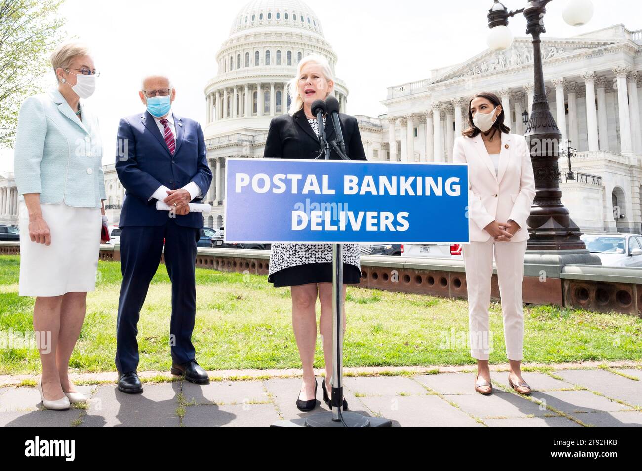 Washington, District de Columbia, États-Unis. 15 avril 2021. Le sénateur américain KIRSTEN GILLIBRAND (D-NY) a parlé lors d'une conférence de presse du programme pilote de banque postale. Crédit : Michael Brochstein/ZUMA Wire/Alay Live News Banque D'Images