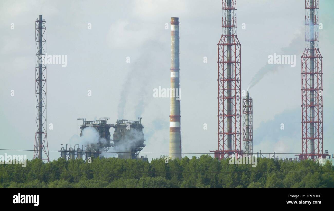 Usine chimique avec vapeur blanche des tuyaux Banque D'Images