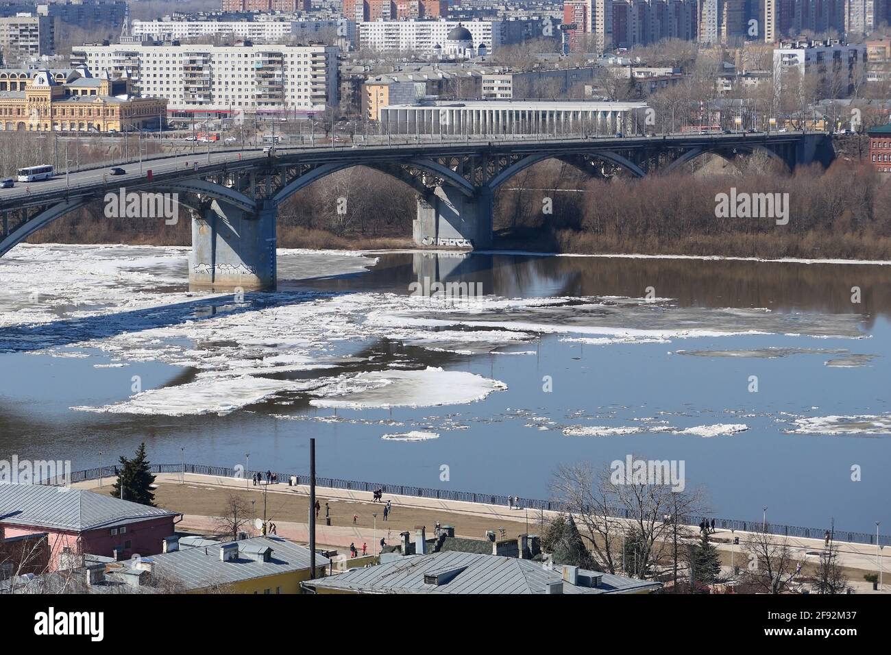 Panorama sur un magnifique grand pont au-dessus d'une rivière dans la ville. Banque D'Images