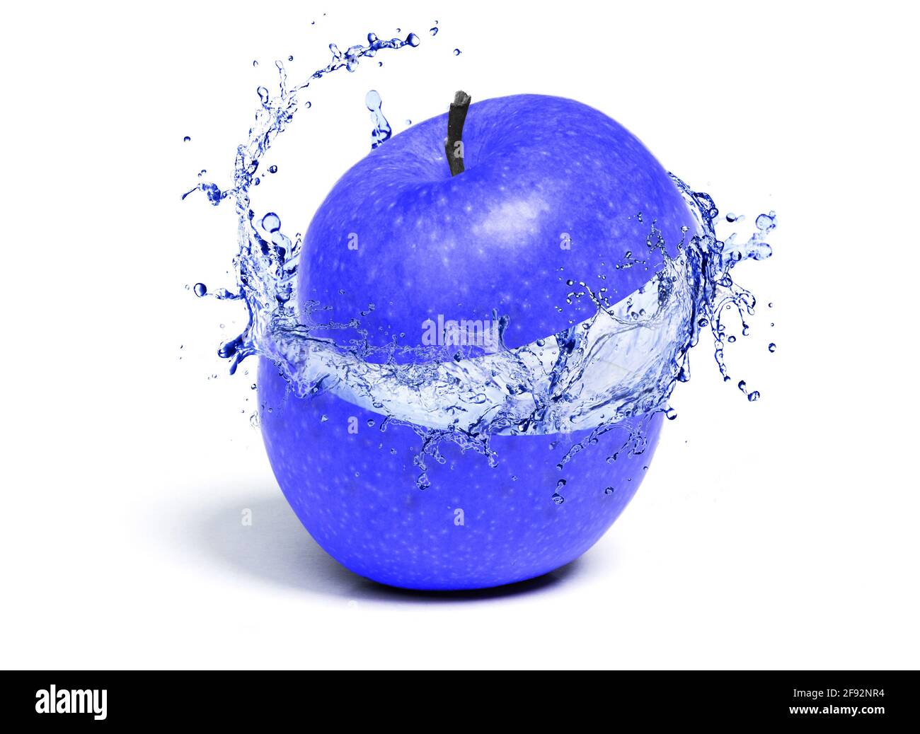 Pomme bleue juteuse avec éclaboussures juteuses de l'intérieur, isolée sur blanc Banque D'Images