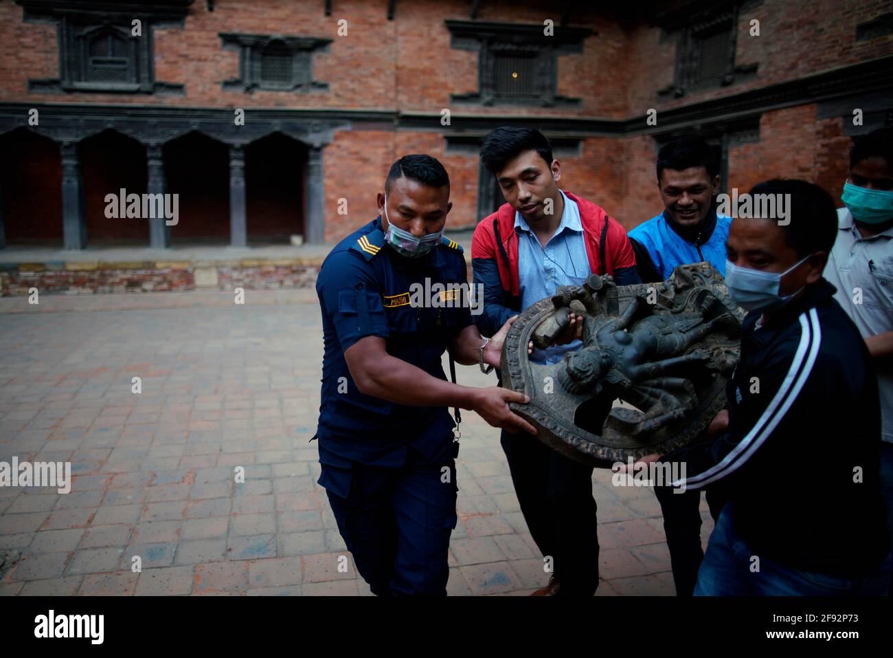 Lalitpur, Népal. 16 avril 2021. Une figure de Laxmi Narayan qui a été volée en 1984 est apportée à la place Patan Durbar par des fonctionnaires du Département d'archéologie de Lalitpur, au Népal, le vendredi 16 avril 2021. L'idole a été adorée à Patan jusqu'en 1984 et a disparu qui a été plus tard retracée à un musée aux États-Unis. Crédit: Skanda Gautam/ZUMA Wire/Alay Live News Banque D'Images