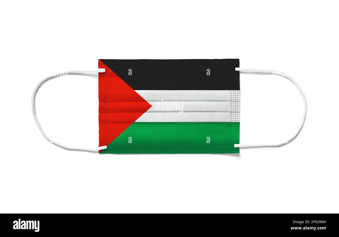 Drapeau de la Palestine sur un masque chirurgical jetable. Arrière-plan blanc isolé Banque D'Images