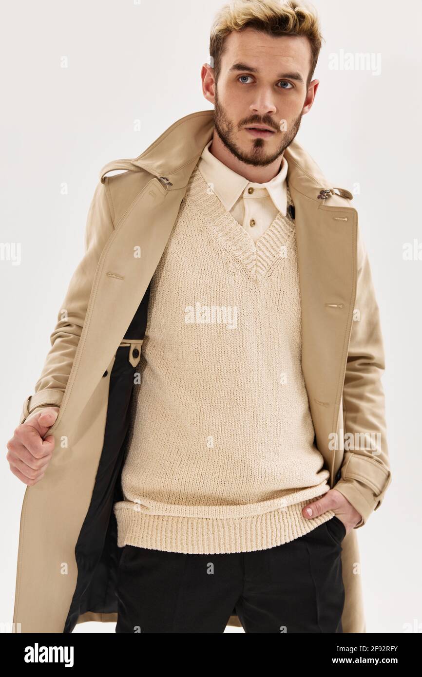 beau homme en manteau de chandail style automne mode isolé arrière-plan  Photo Stock - Alamy