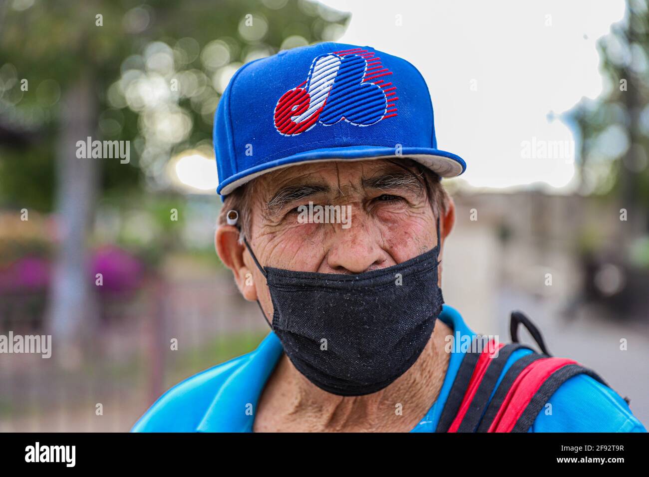 Un homme plus âgé porte un masque pour Covid 19 et une casquette bleue de  l'ancienne équipe de base-ball de la Ligue majeure, MLB, The Montreal Expos  le 15 avril 2021 à