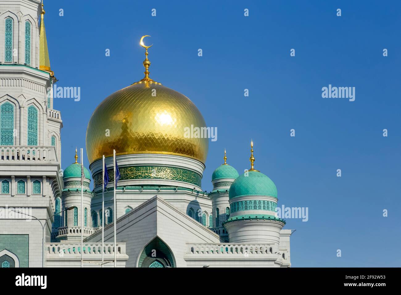 Mosquée islamique sur fond de ciel bleu. La principale cathédrale mosquée des musulmans à Moscou en Russie. Islam, concept de ramadan. Photo de haute qualité Banque D'Images