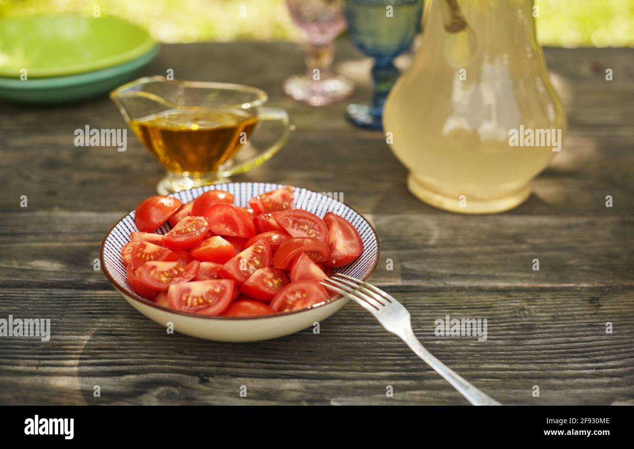 Les tomates tranchées dans un bol sont prêtes à manger. Composition dans une atmosphère fraîche et authentique Banque D'Images