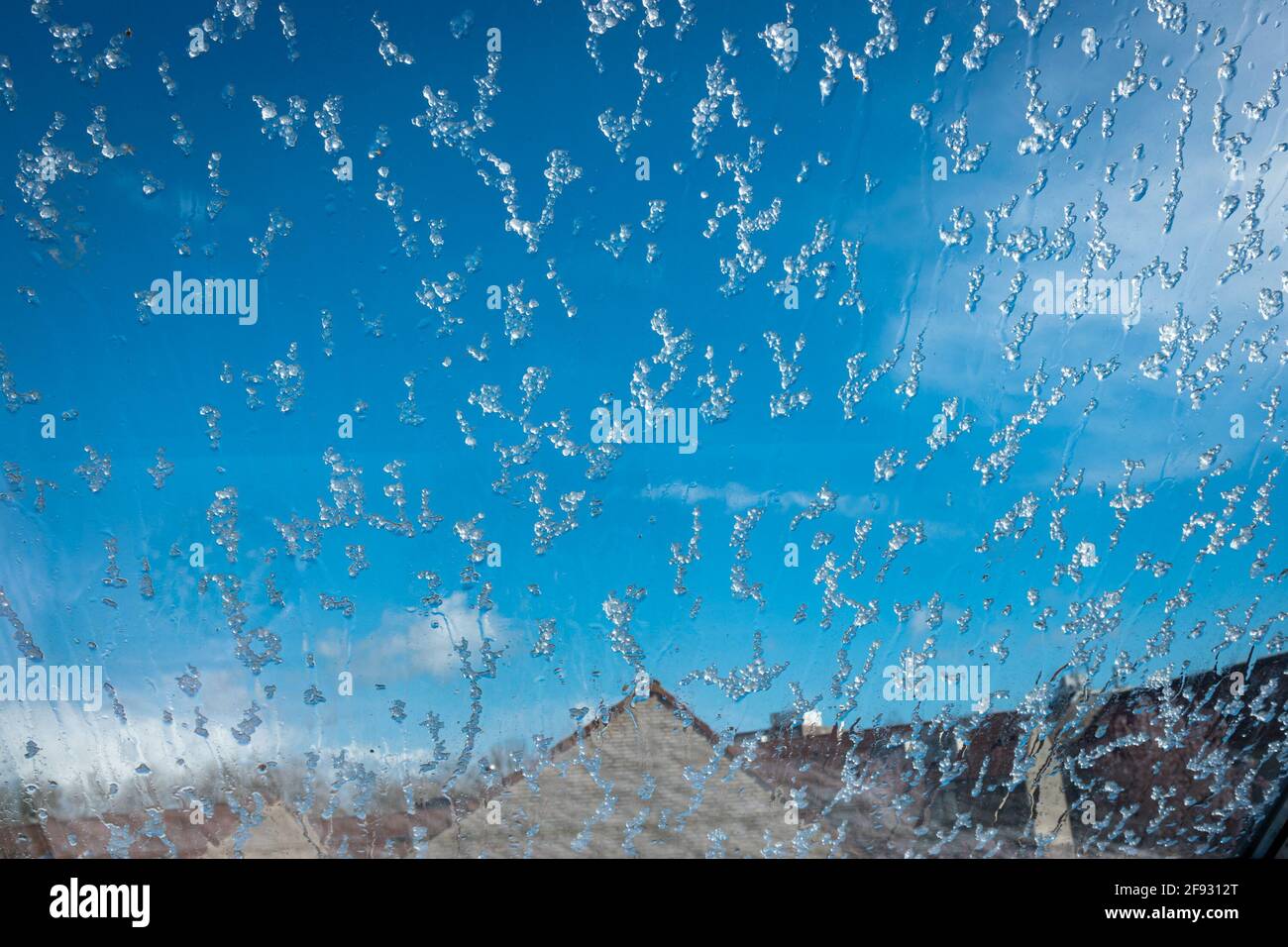 neige fondue sur le verre d'un puits de lumière après un douche d'hiver Banque D'Images