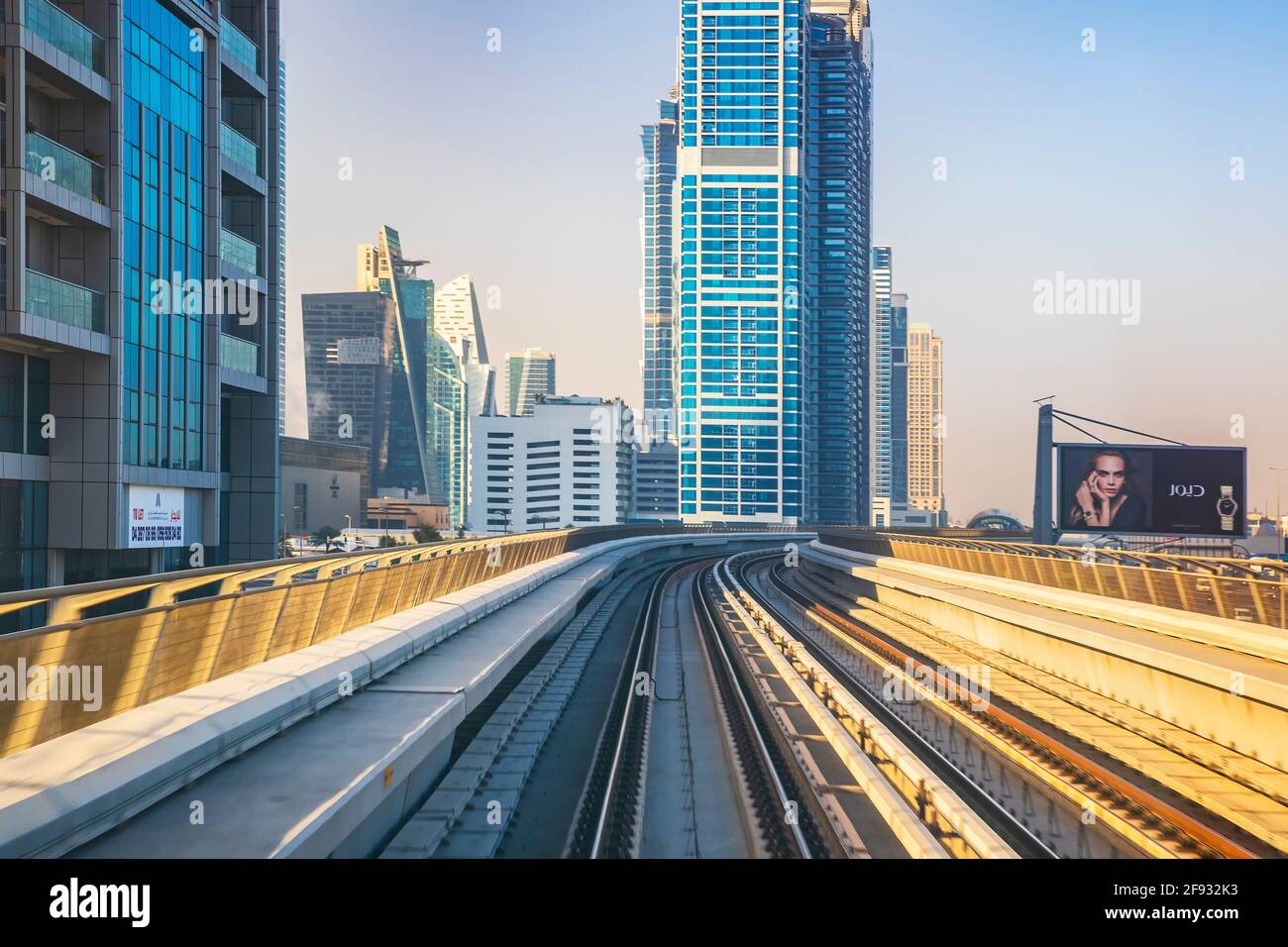 Dubaï, Émirats Arabes Unis - 04 mars 2021 : métro de Dubaï. Vue depuis le cockpit de la voiture dorée Banque D'Images