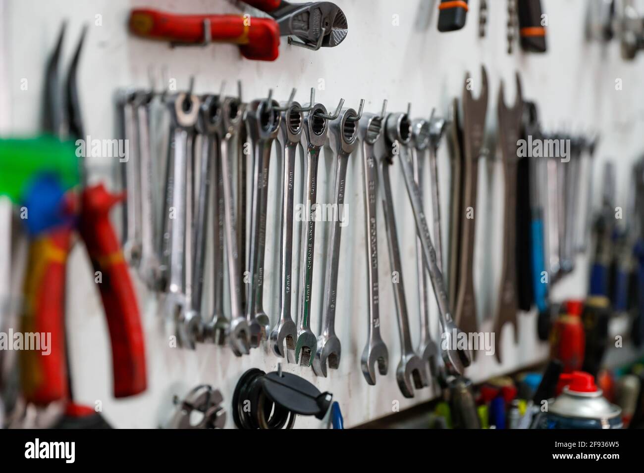 Berlin, Allemagne. 24 mars 2021. Des outils de réparation de bicyclettes sont accrochés à un mur dans l'atelier de l'atelier de vélo « vu und ich ». Comme l'année dernière, les magasins de bicyclettes ont des problèmes de livraison ce printemps, et il y a des temps d'attente aux ateliers. Credit: Gerald Matzka/dpa-Zentralbild/ZB/dpa/Alay Live News Banque D'Images