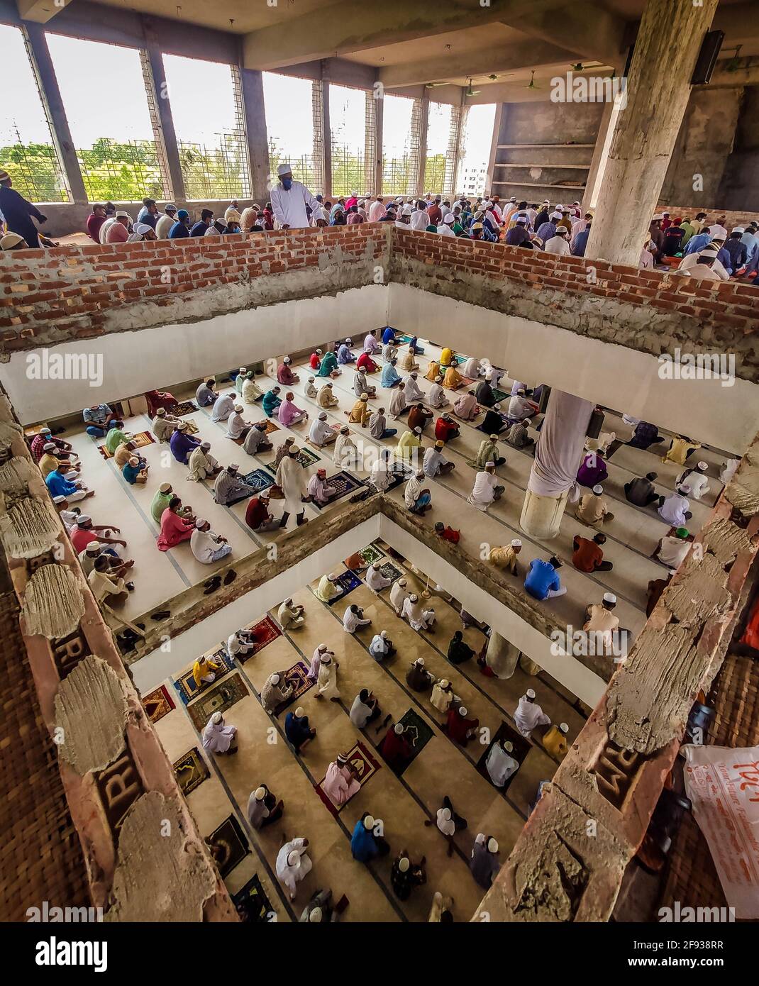 Barishal, Barishal, Bangladesh. 16 avril 2021. Bien que la situation de verrouillage dans le pays, où la plupart des 20 personnes sont autorisées à faire la prière dans une mosquée à la fois, les gens ne s'en prennent pas au Govt. Protocole de santé et prendre leur prière de Jummah pendant le mois Saint à Ramadan dans un grand nombre à une mosquée est la ville de Barishal, Bangladesh sans maintenir un minimum de distance sociale et beaucoup d'entre eux n'ont pas mis un masque aussi. Crédit: Mustasinur Rahman Alvi/ZUMA Wire/Alamy Live News Banque D'Images