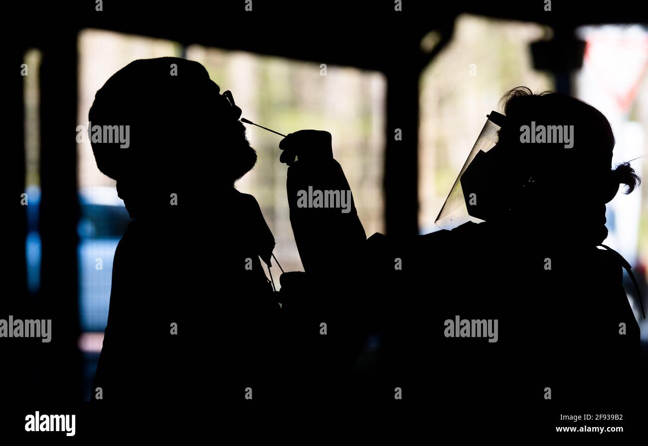 Hanovre, Allemagne. 16 avril 2021. Les aides testent un homme pour le virus corona avec un test rapide au 'Testzentrum am Zoo'. L'Institut Robert-Koch (RKI) continue de signaler une augmentation du nombre de nouvelles infections de corona en Allemagne. Credit: Julian Stratenschulte/dpa/Alay Live News Banque D'Images