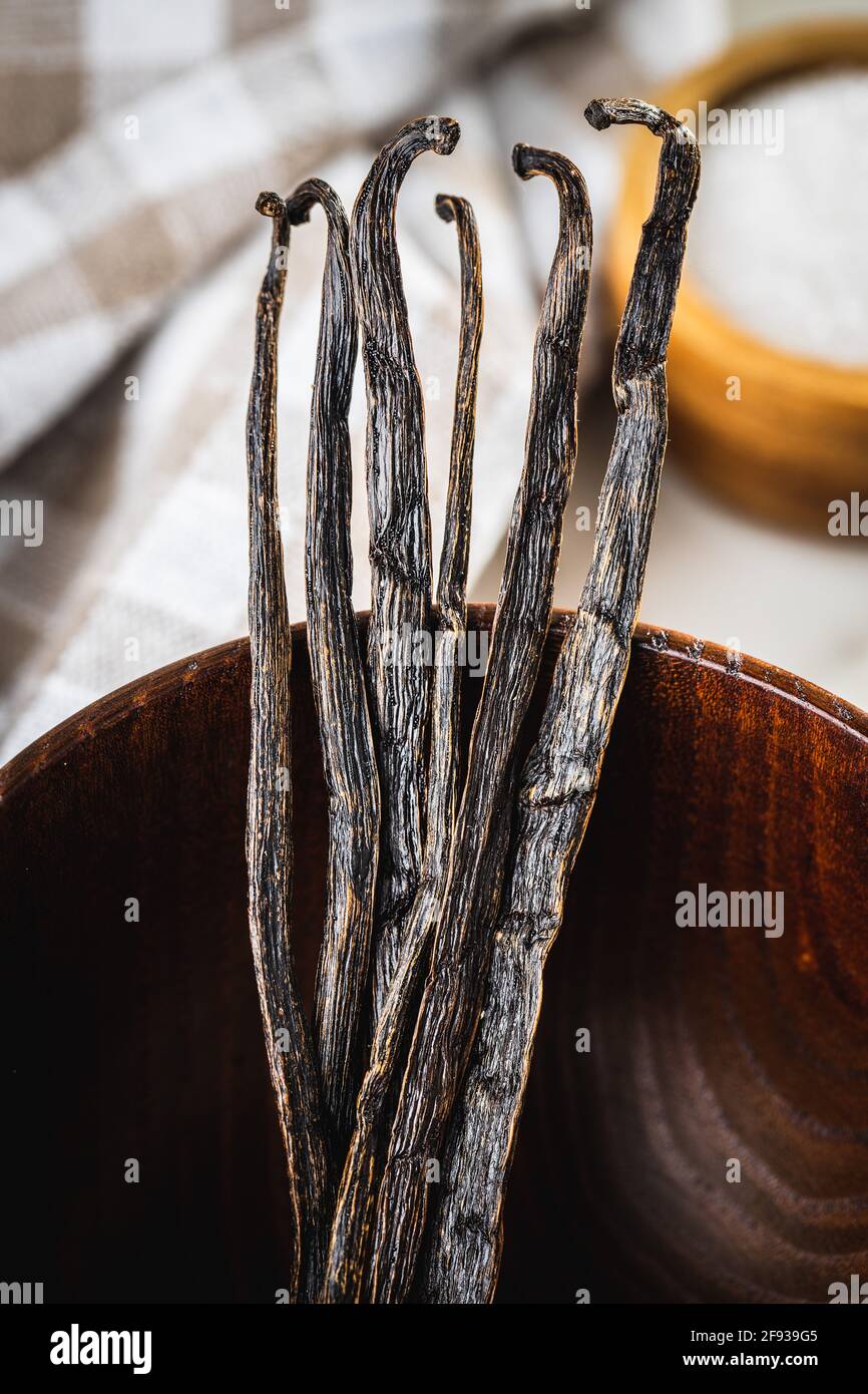 Gousses de vanille. Bâtonnets de vanille dans un bol en bois. Banque D'Images