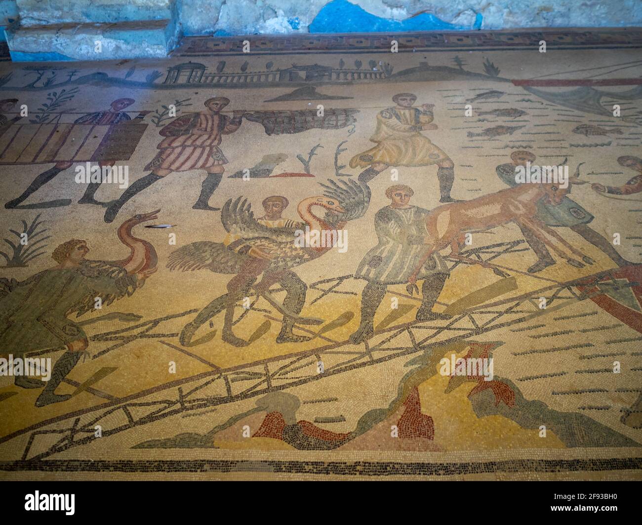 Hommes emportant des autruches au bateau, mosaïque de détail de l'Ambulatoire de la Grande chasse, Villa Romana del Casale Banque D'Images