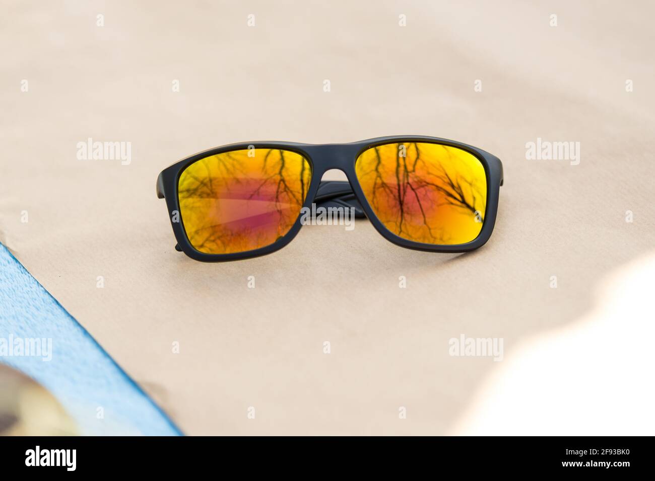 Modèle classique de lunettes de soleil avec verres réfléchissants et cadre noir pour photographier en extérieur en été. Mise au point sélective Banque D'Images