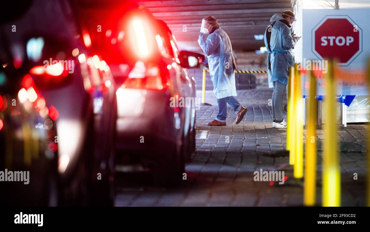 Hanovre, Allemagne. 16 avril 2021. Les aides testent les occupants de la voiture au centre d'essai du zoo avec des tests rapides pour le nouveau virus corona. L'Institut Robert-Koch (RKI) continue de signaler une augmentation des nouvelles infections de corona en Allemagne. Credit: Julian Stratenschulte/dpa/Alay Live News Banque D'Images