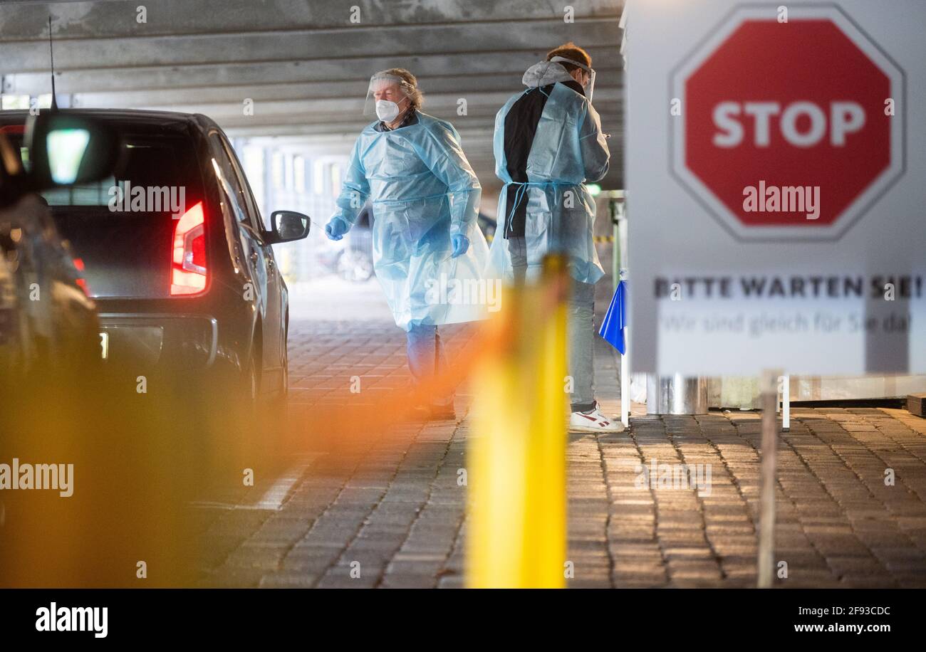 Hanovre, Allemagne. 16 avril 2021. Les aides testent les occupants de la voiture au centre d'essai du zoo avec des tests rapides pour le nouveau virus corona. L'Institut Robert-Koch (RKI) continue de signaler une augmentation des nouvelles infections de corona en Allemagne. Credit: Julian Stratenschulte/dpa/Alay Live News Banque D'Images