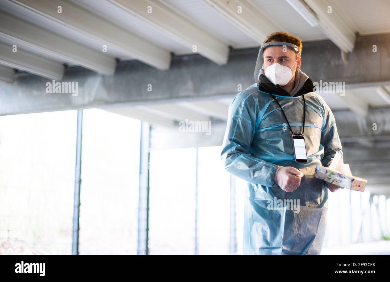 Hanovre, Allemagne. 16 avril 2021. Un assistant se tient avec des tissus pour souffler son nez pour les tests rapides de Corona au 'Testzentrum am Zoo'. L'Institut Robert Koch (RKI) continue de signaler une augmentation des nouvelles infections à Corona en Allemagne. Credit: Julian Stratenschulte/dpa/Alay Live News Banque D'Images