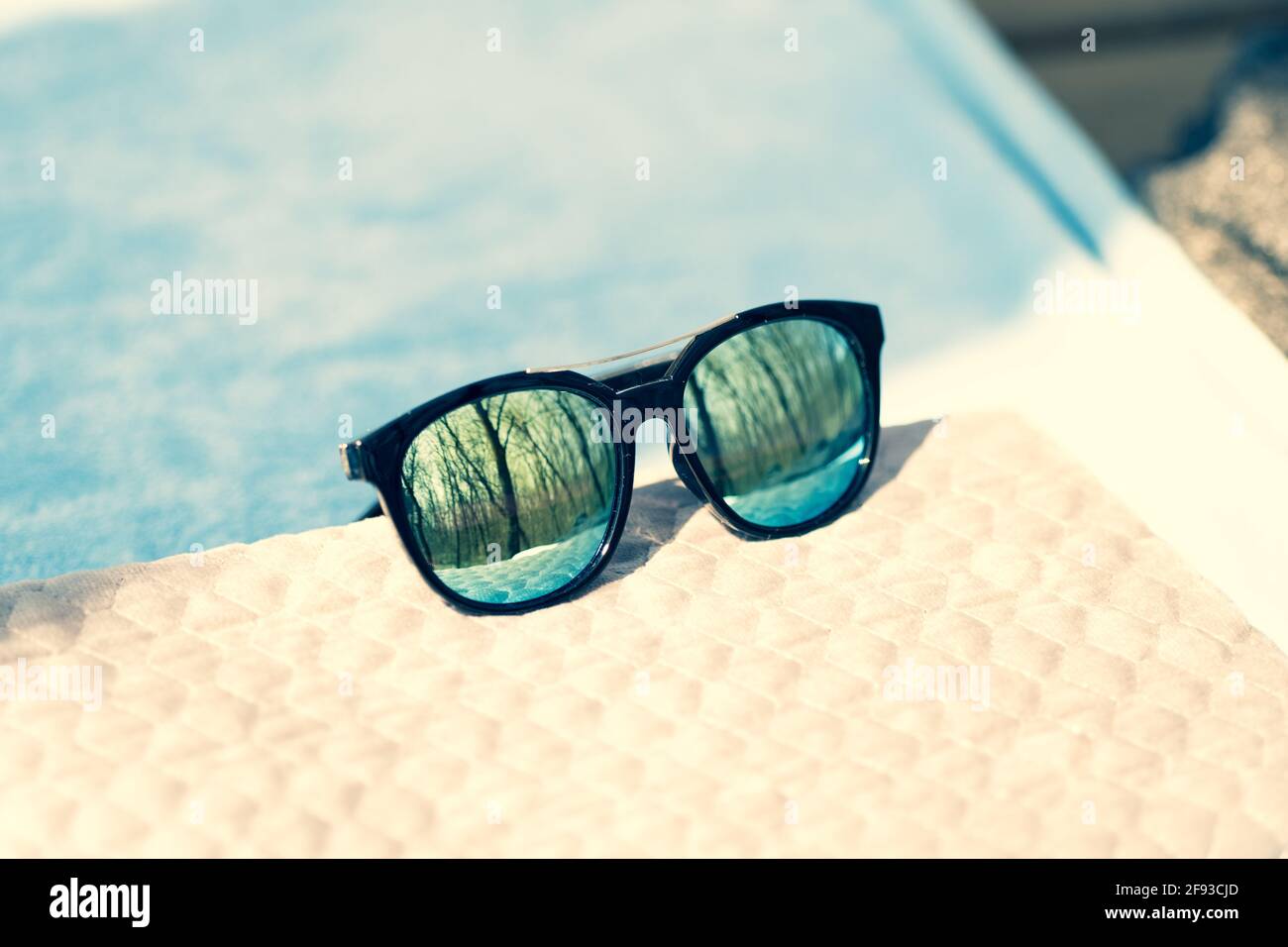 Lunettes de soleil mode avec verres bleus Shoot dehors dans un jour d'été gros plan. Mise au point sélective Banque D'Images