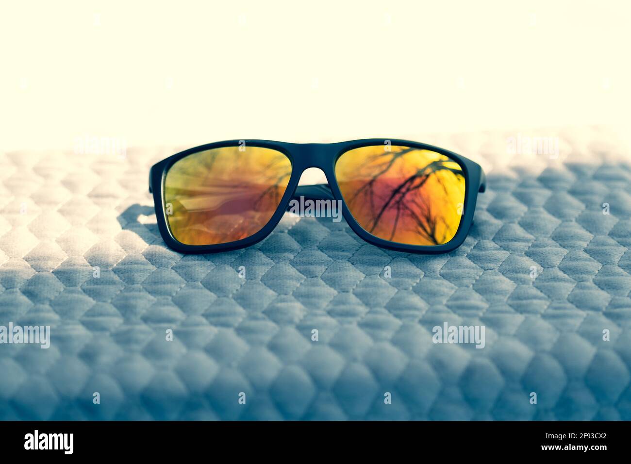 Modèle classique de lunettes de soleil avec verres réfléchissants et cadre noir pour photographier en extérieur en été. Mise au point sélective Banque D'Images