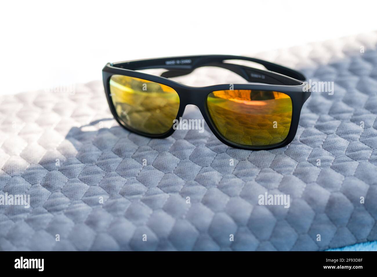Modèle classique de lunettes de soleil avec verres réfléchissants et cadre noir pour photographier en extérieur en été. Mise au point sélective Banque D'Images