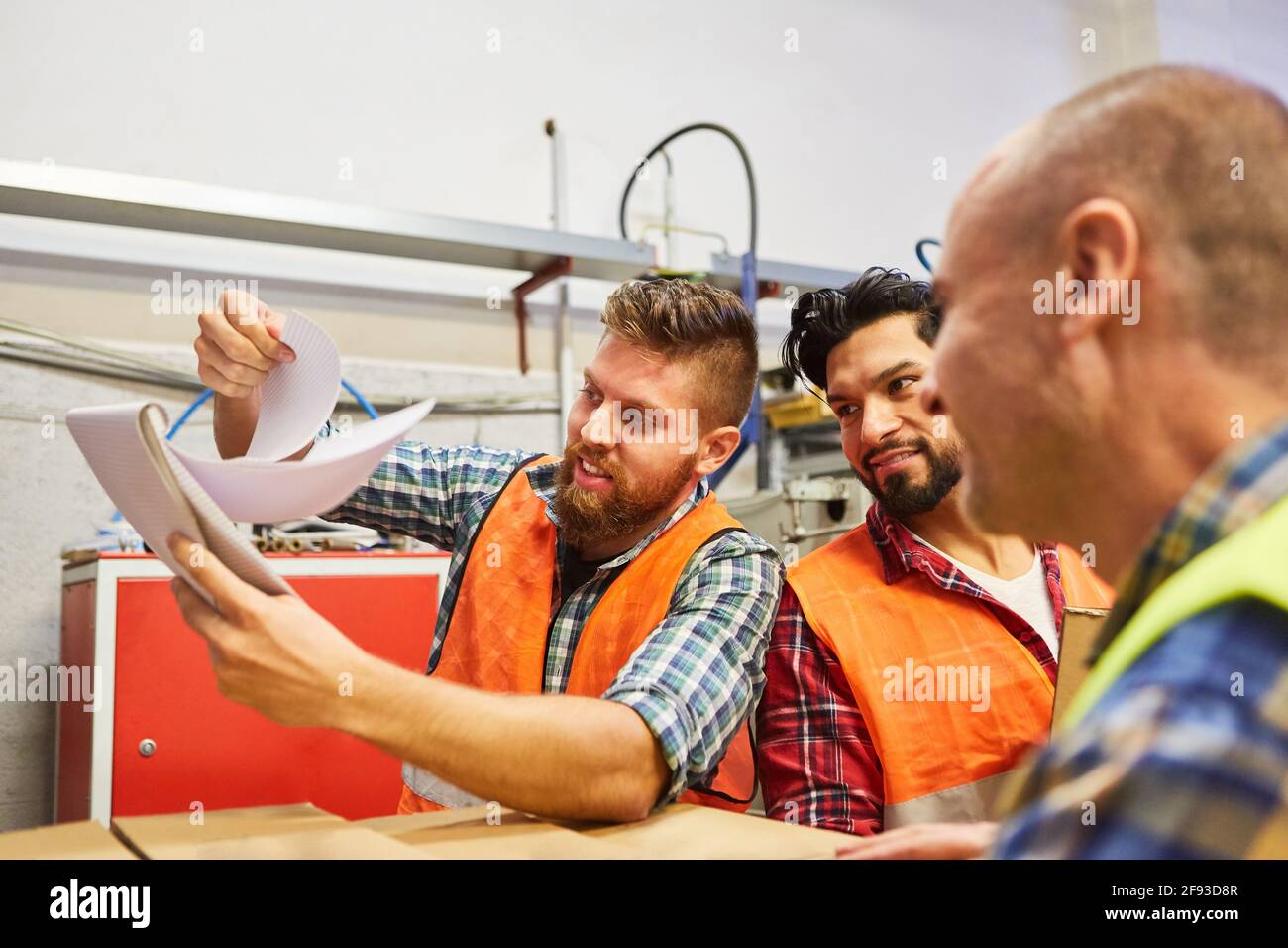 Le personnel de l'entrepôt contrôle les marchandises entrantes ou la livraison de marchandises dans le affaires par correspondance Banque D'Images