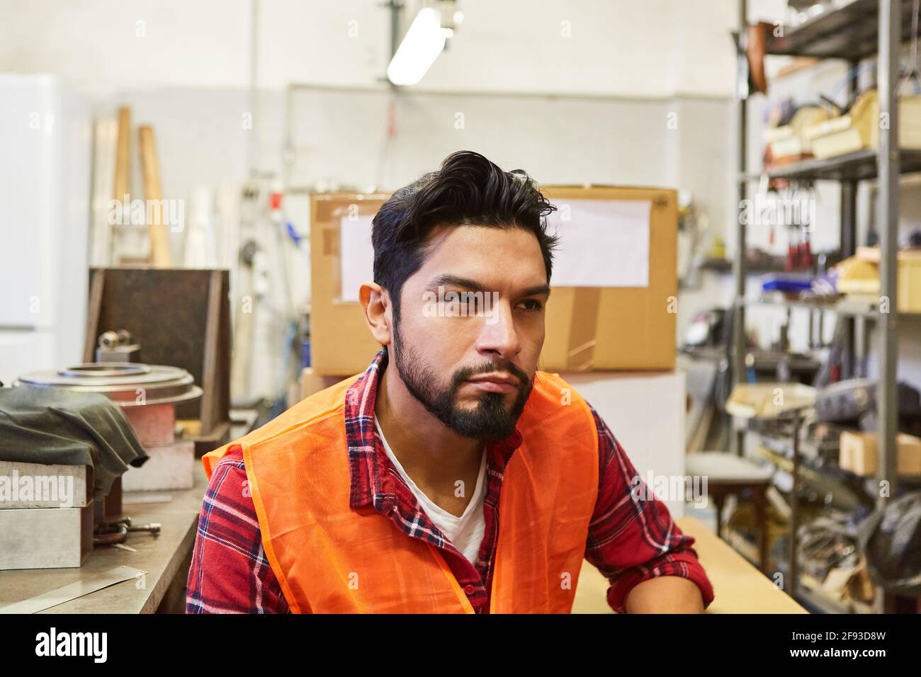 Jeune homme comme employé d'entrepôt ou préparateur de commande dans le entrepôt d'une usine Banque D'Images