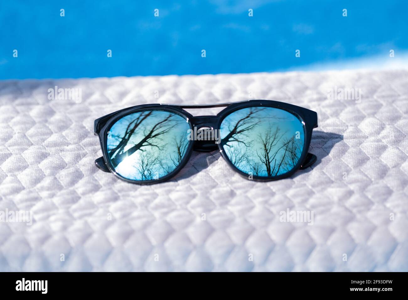 Lunettes de soleil mode avec verres bleus Shoot dehors dans un jour d'été gros plan. Mise au point sélective Banque D'Images