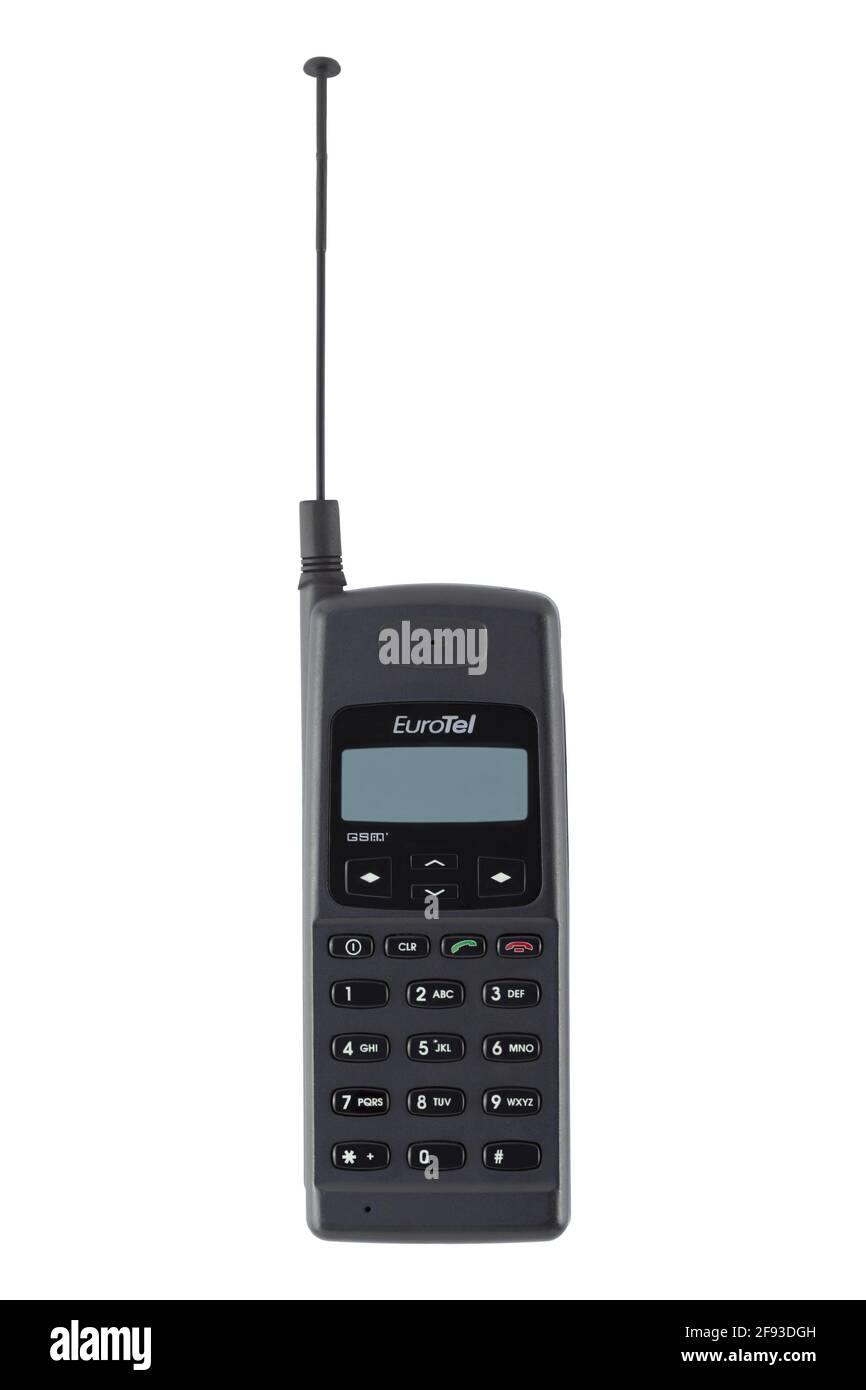 Prague, CZ - 20 mars 2021: Ancien modèle de téléphone mobile de sécurité d'entreprise avec antenne et clavier isolés sur fond blanc. Éditorial Banque D'Images