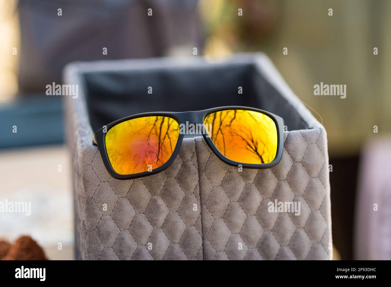 Modèle classique de lunettes de soleil avec verres réfléchissants et cadre noir pour photographier en extérieur en été. Mise au point sélective Banque D'Images