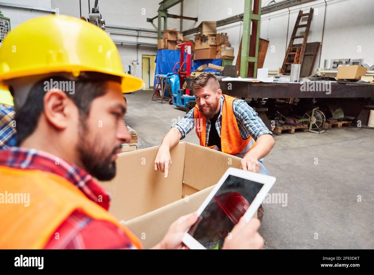 Un employé d'entrepôt spécialisé vérifie les marchandises entrantes sur la tablette dans l'entrepôt de la compagnie d'expédition Banque D'Images