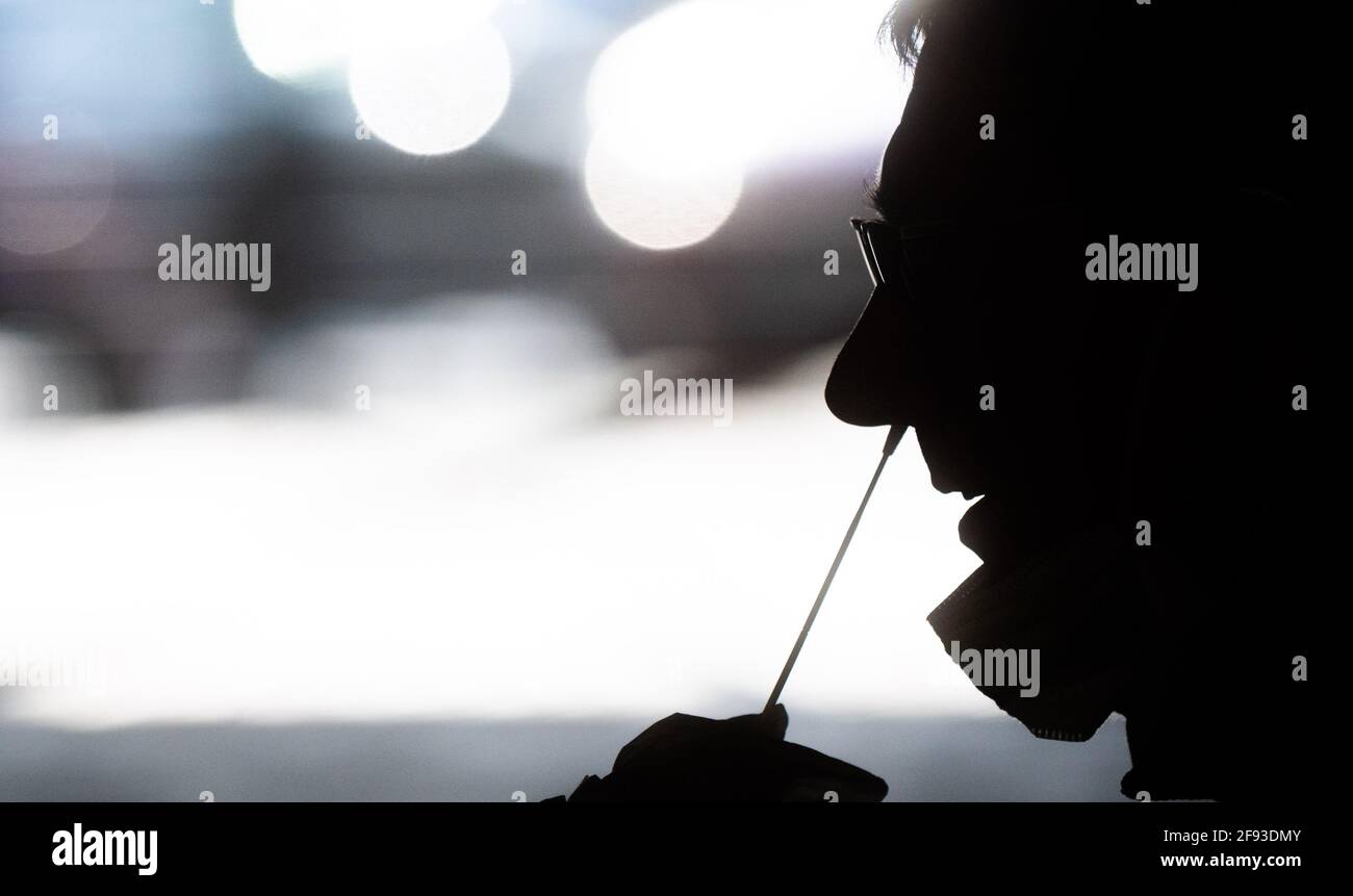 Hanovre, Allemagne. 16 avril 2021. Les aides testent un homme au 'Testzentrum am Zoo' avec un test rapide pour le nouveau virus corona. L'Institut Robert-Koch (RKI) continue de signaler une augmentation du nombre de nouvelles infections de corona en Allemagne. Credit: Julian Stratenschulte/dpa/Alay Live News Banque D'Images