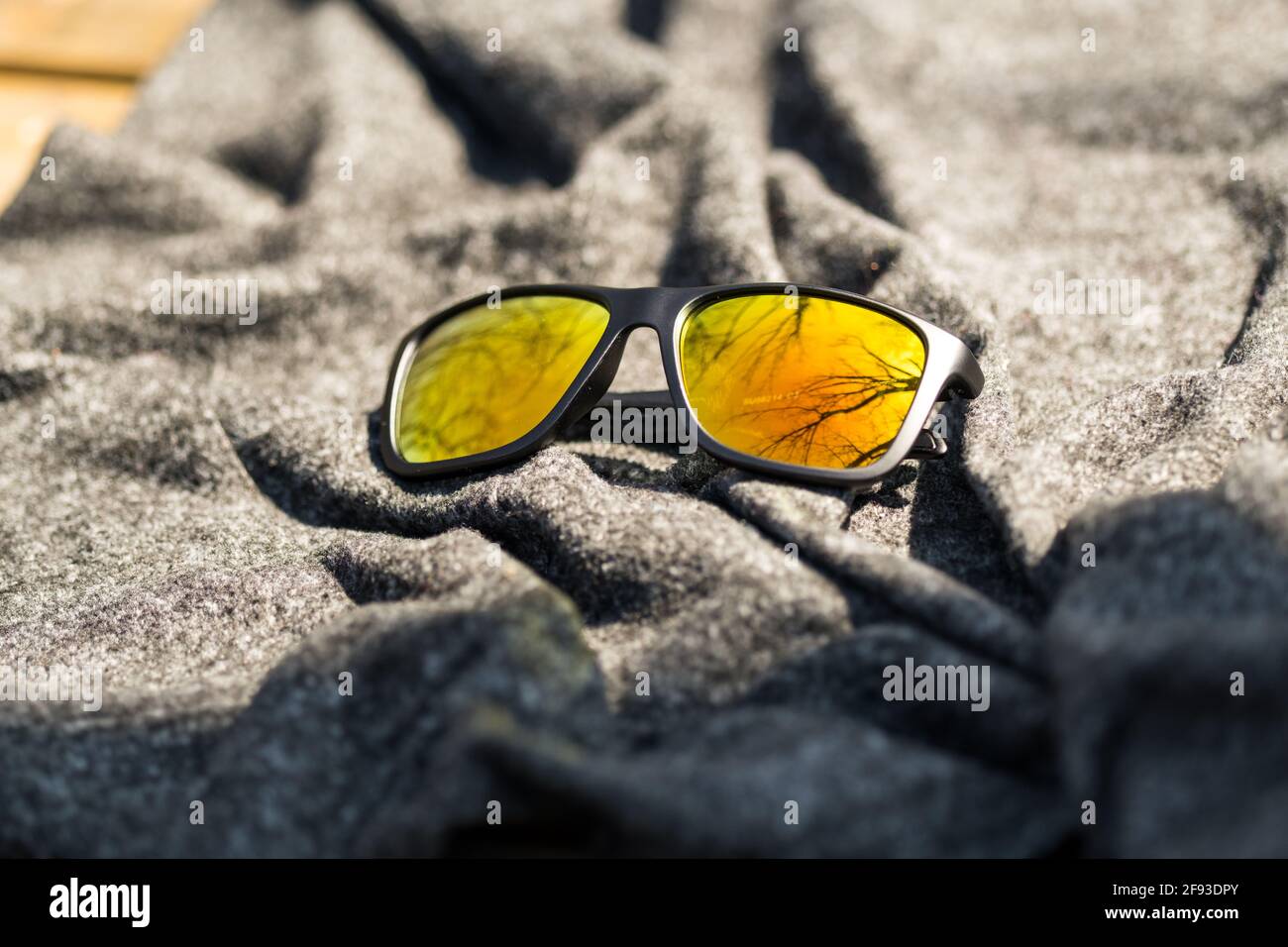 Modèle classique de lunettes de soleil avec verres réfléchissants et cadre noir pour photographier en extérieur en été. Mise au point sélective Banque D'Images