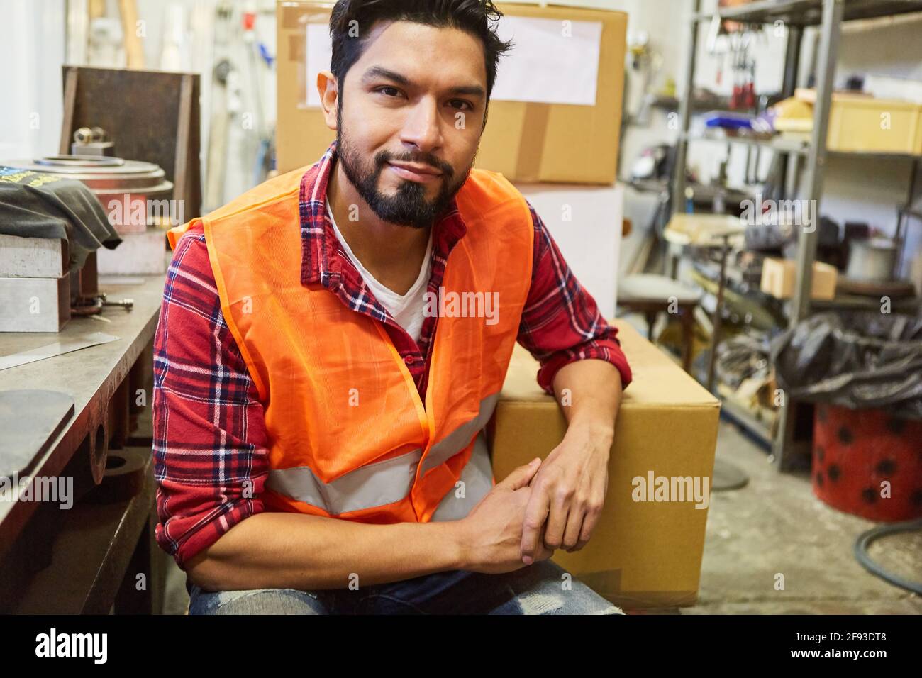 Jeune homme comme préparateur de commande dans l'entrepôt ou dans la livraison de marchandises dans une usine Banque D'Images