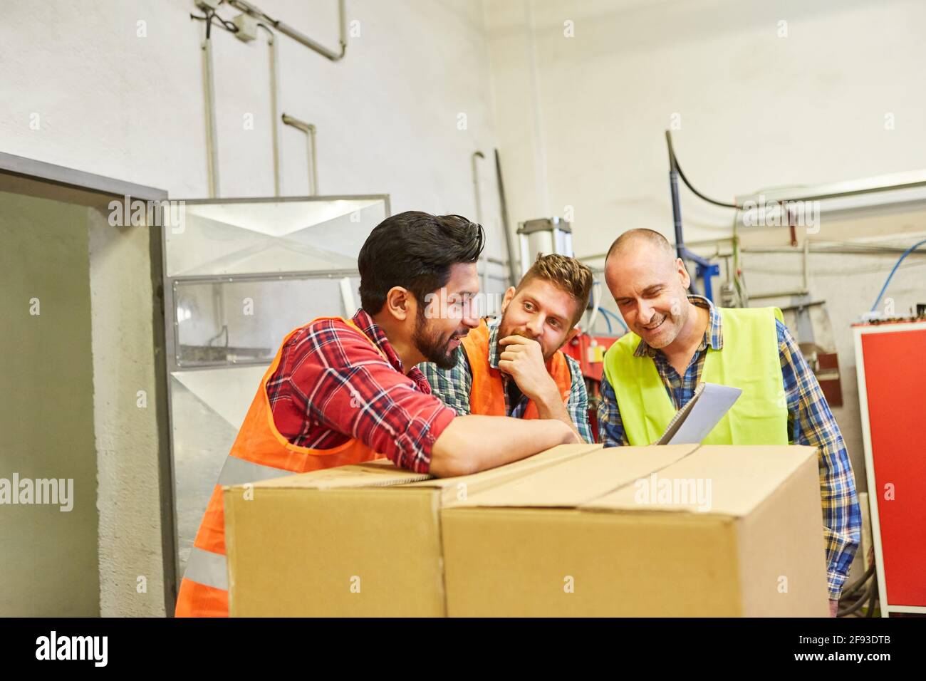 Groupe d'employés d'entrepôt vérifie la livraison des colis dans les marchandises entrantes dans la gestion d'entrepôt Banque D'Images