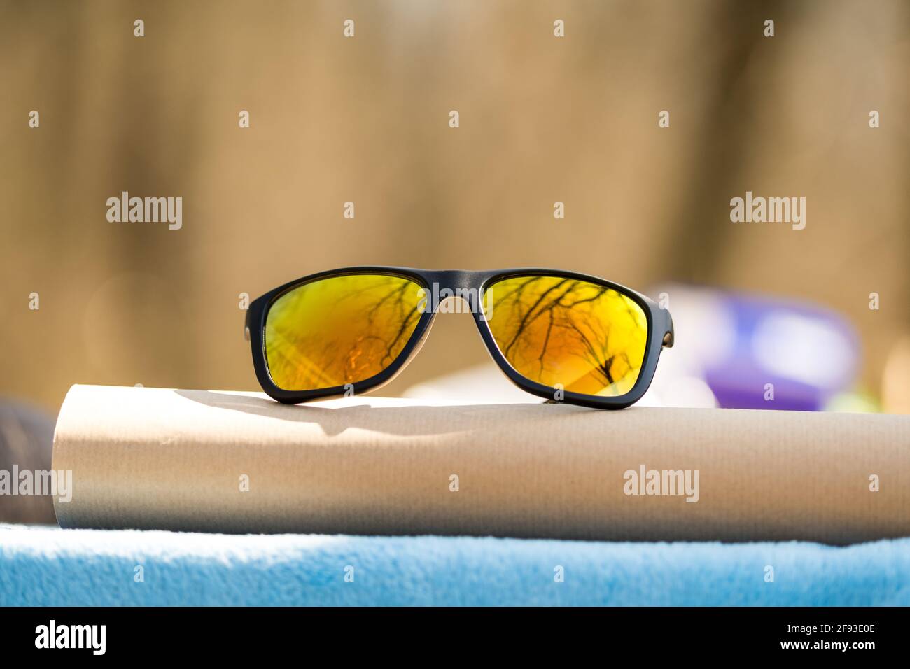 Modèle classique de lunettes de soleil avec verres réfléchissants et cadre noir pour photographier en extérieur en été. Mise au point sélective Banque D'Images