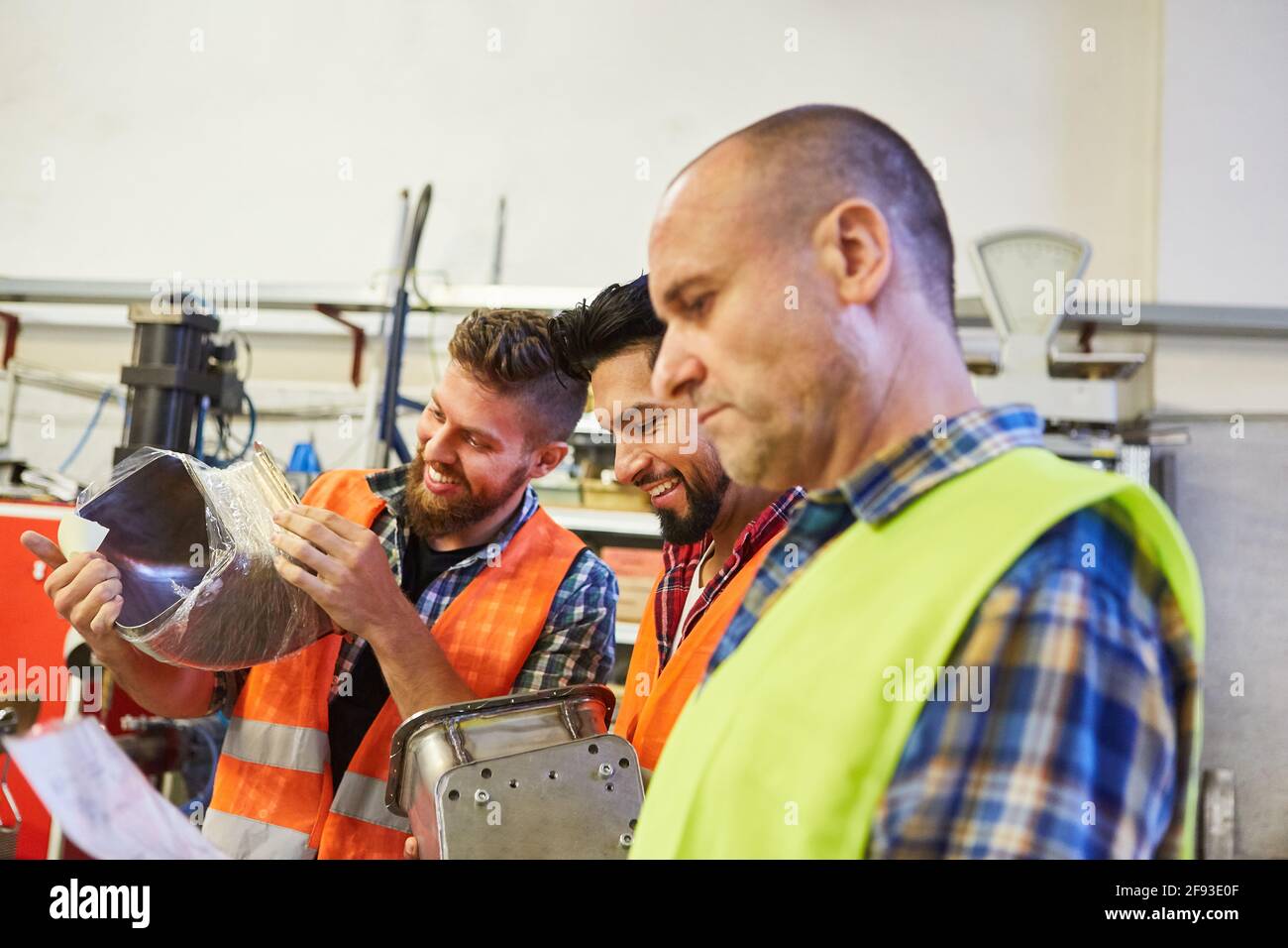 Un employé d'entrepôt spécialisé et un employé d'entrepôt travaillent ensemble dans l'expédition ou livraison de matériel Banque D'Images