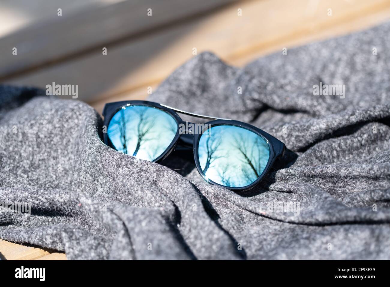 Lunettes de soleil mode avec verres bleus Shoot dehors dans un jour d'été gros plan. Mise au point sélective Banque D'Images