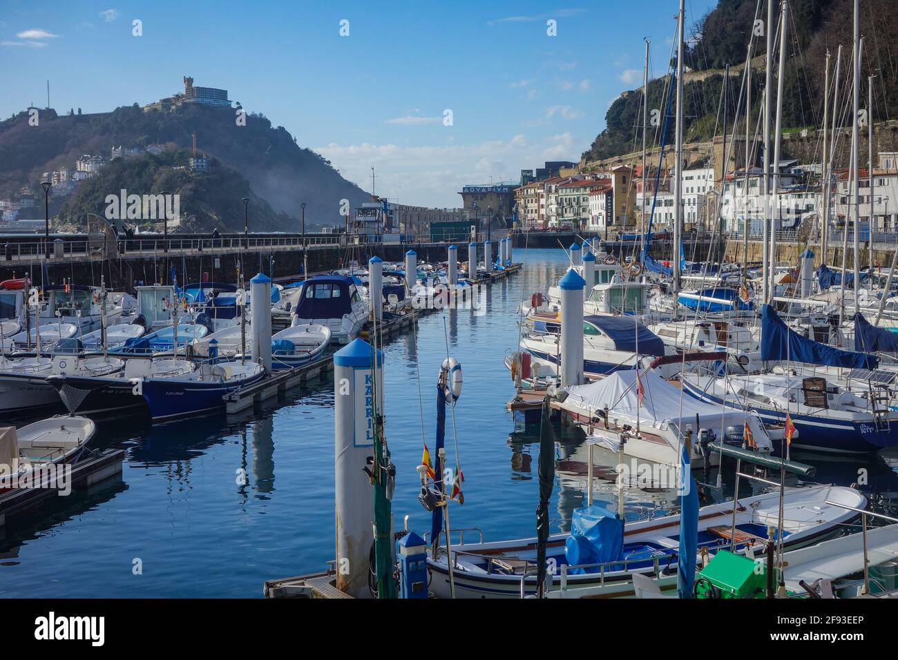 San Sebastian, Espagne - 2 avril 2021 : bateaux dans le port de plaisance de la baie de la Concha au pied du mont Urgull Banque D'Images