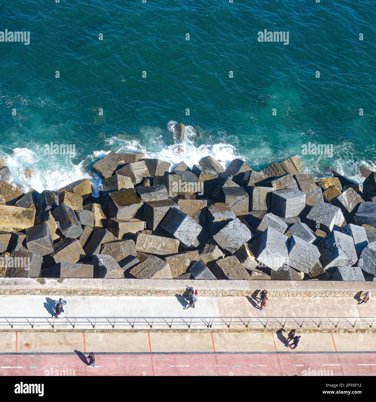 San Sebastian, Espagne - 1 février 2021 : sentier longeant la côte autour de la vieille ville de San Sebastian, à l'embouchure de l'Ourumea Banque D'Images