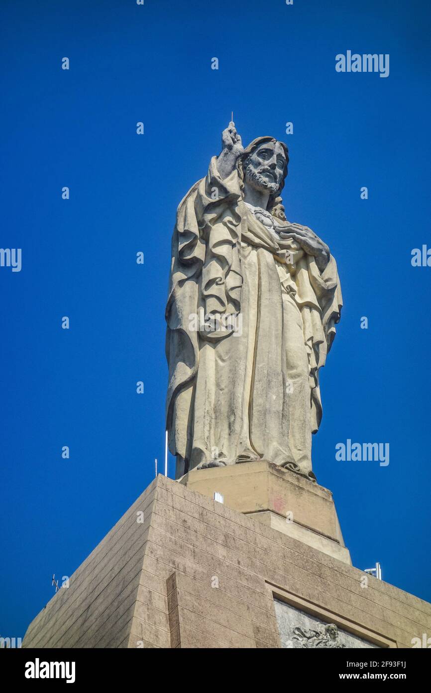 San Sebastian, Espagne - 2 avril 2021 : statue du Sacré-cœur et Castillo de la Mota, sur le Monte Urgull Banque D'Images